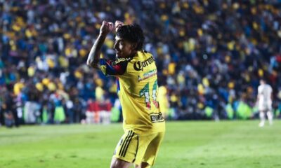 Alejandro Zendejas celebra su segundo gol en el 4-1 del América contra Pumas