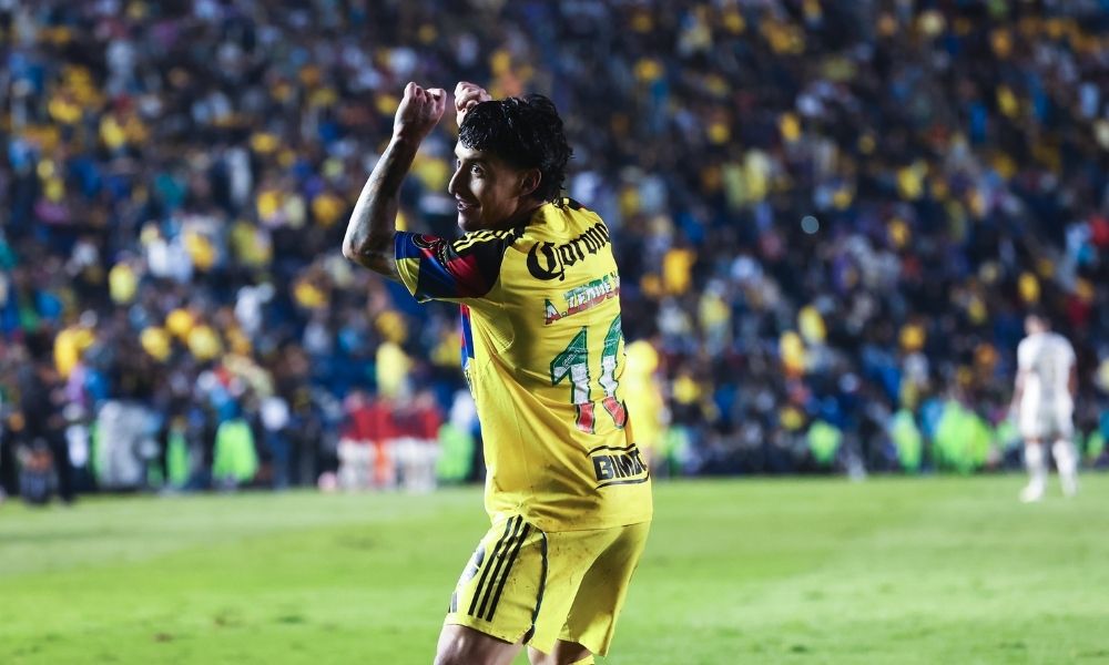 Alejandro Zendejas celebra su segundo gol en el 4-1 del América contra Pumas