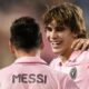 Benjamin Cremaschi abraza a Lionel Messi