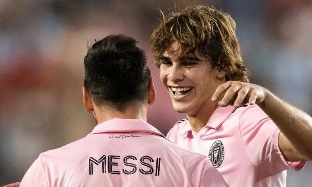 Benjamin Cremaschi abraza a Lionel Messi