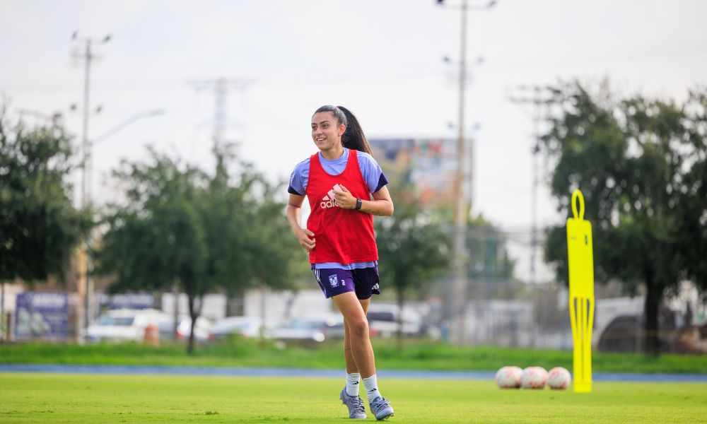 Diana Ordóñez preparandose para el partido Tigres vs Leon femenil