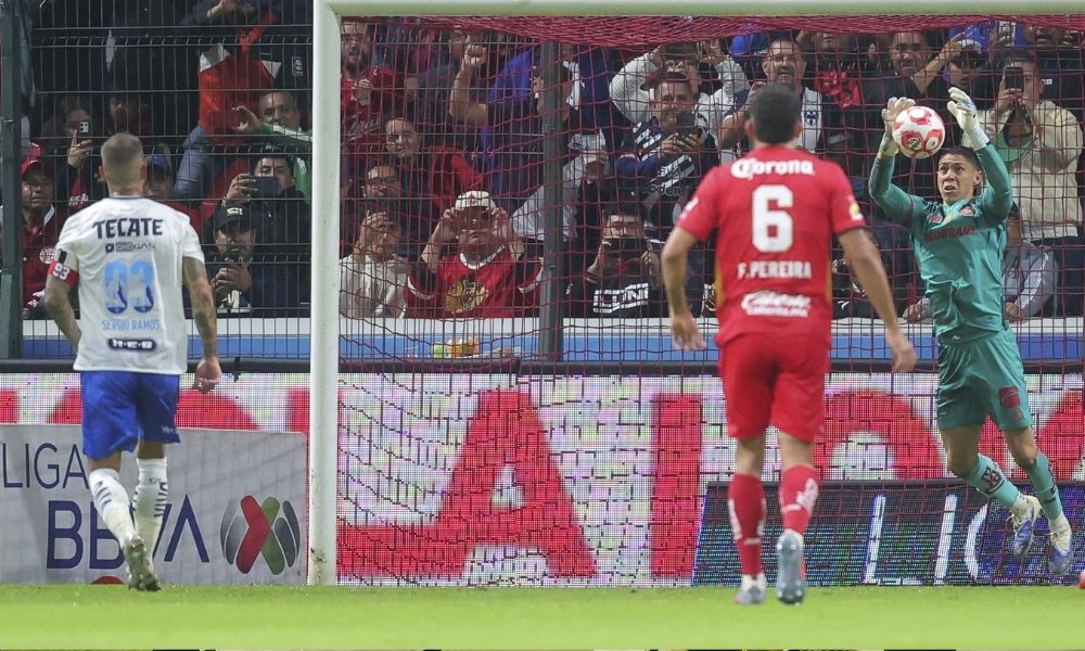 Sergio Ramos falla penal con el Monterrey ante Toluca
