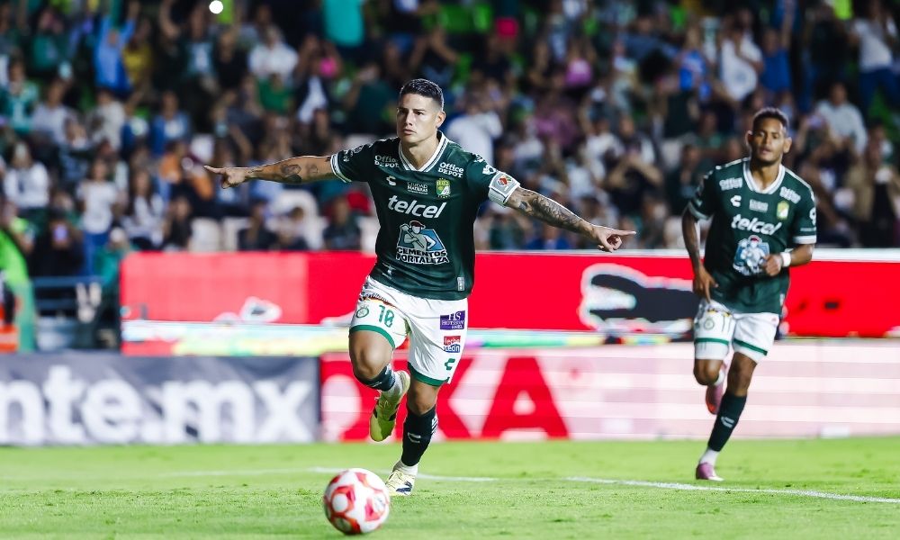 James Rodríguez celebra su gol de penal para el León