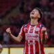 Samir Inda celebra su gol en debut de Liga MX con Chivas