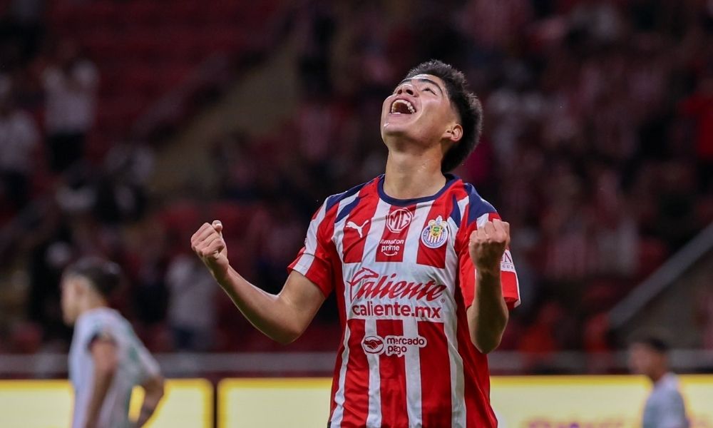 Samir Inda celebra su gol en debut de Liga MX con Chivas