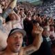 Lukas Podolski aparece en tribuna con hinchas del Górnik Zabrze
