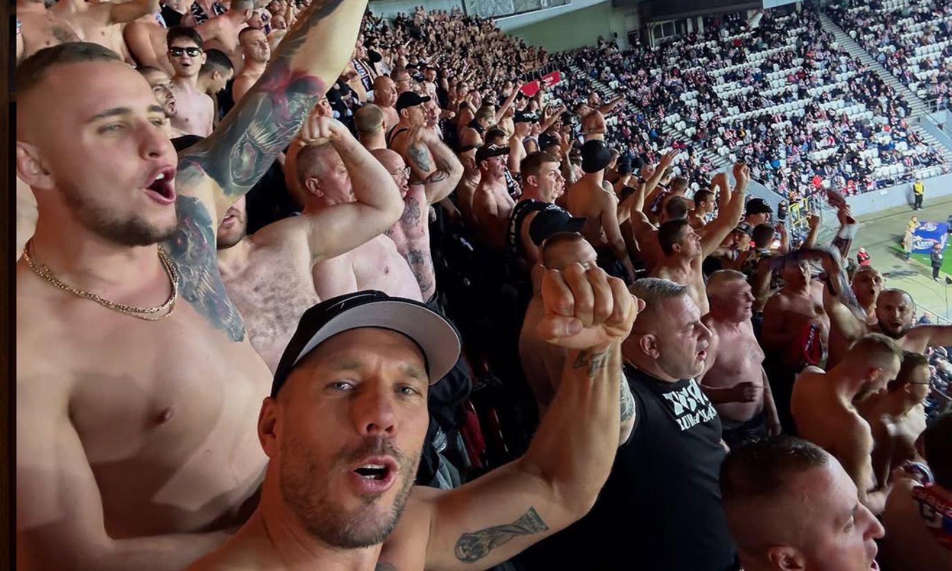 Lukas Podolski aparece en tribuna con hinchas del Górnik Zabrze