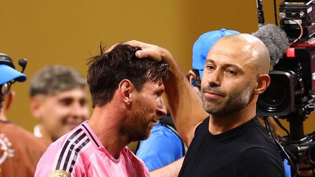 Leonel Messi con su entrenador Javier Mascherano, foto de junio