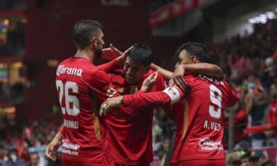 Paulinho y Alexis Vega celebran un gol del Toluca ante Monterrey