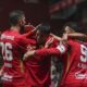 Paulinho y Alexis Vega celebran un gol del Toluca ante Monterrey