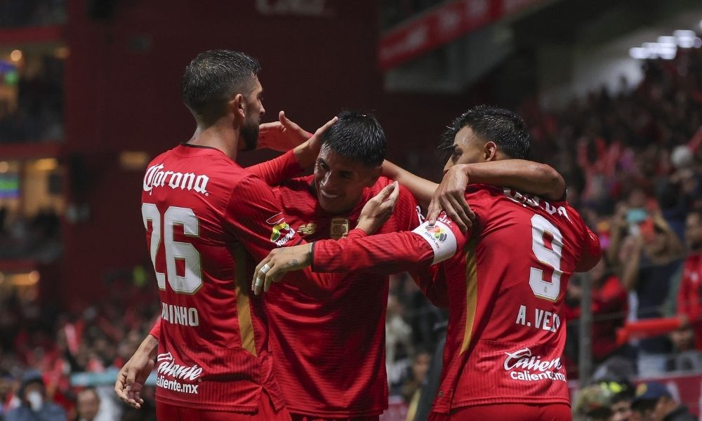 Paulinho y Alexis Vega celebran un gol del Toluca ante Monterrey