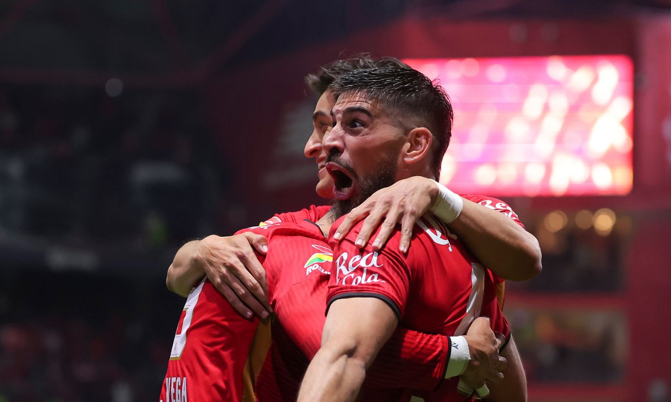 Toluca gana con 10 hombres