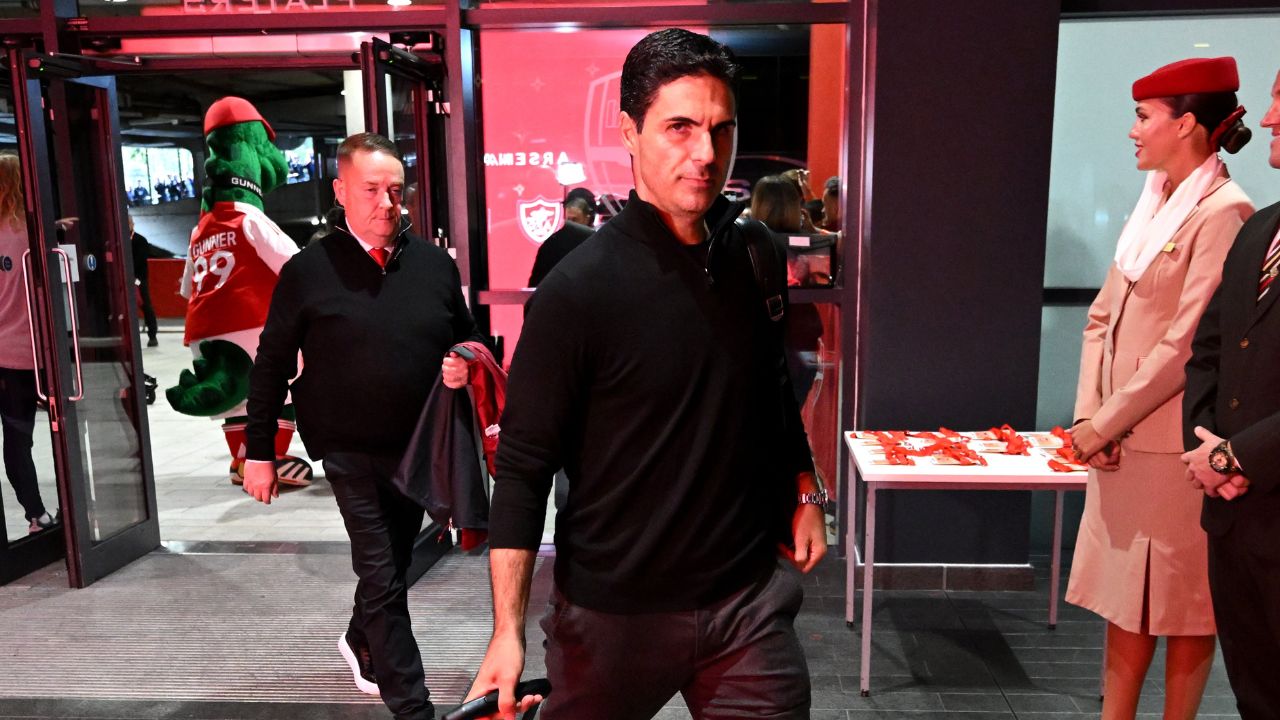Mikel Arteta, DT del Arsenal, llega al Estadio Etihad