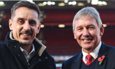 Gary Neville recibe su medalla del Hall of Fame