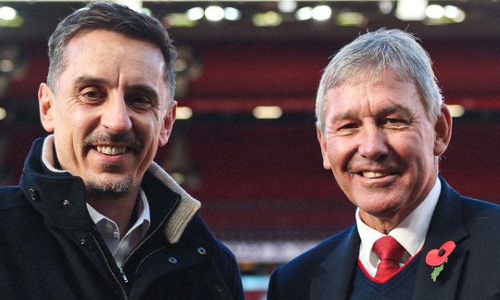 Gary Neville recibe su medalla del Hall of Fame