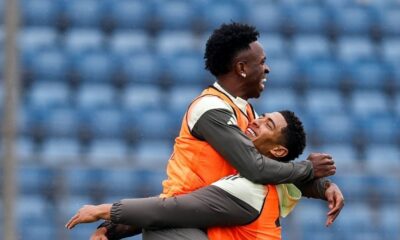 Vinícius Júnior abraza a Jude Bellingham, Real Madrid