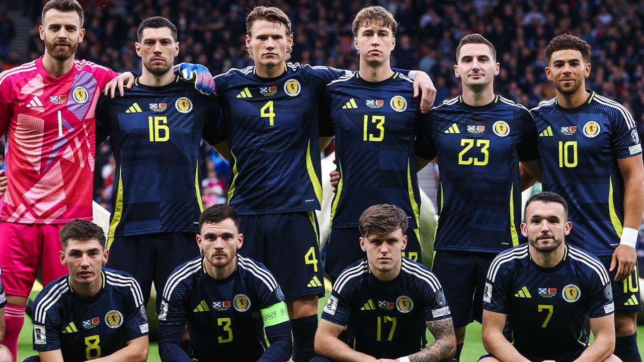 mctominay y robertson guian a escocia 12 oct 2025