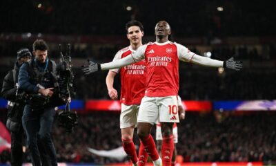 Arsenal golea al Tottenham y se mantiene líder de la Premier League