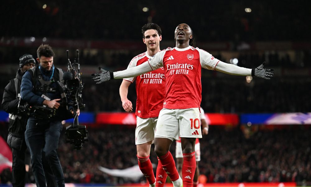 Arsenal golea al Tottenham y se mantiene líder de la Premier League