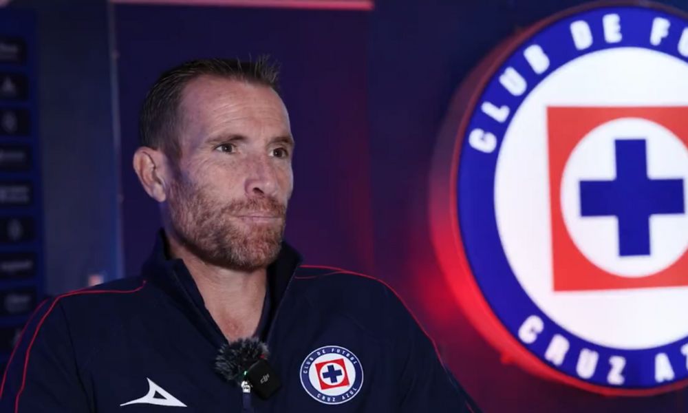 Diego Testas, el entrenador de Cruz Azul Femenil, reclama mano no sancionada