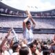 La estatua de Maradona recorre Nápoles en un homenaje masivo