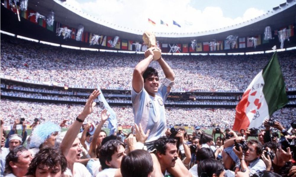 La estatua de Maradona recorre Nápoles en un homenaje masivo
