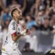 Neymar se la juega lesionado y salva al Santos del descenso