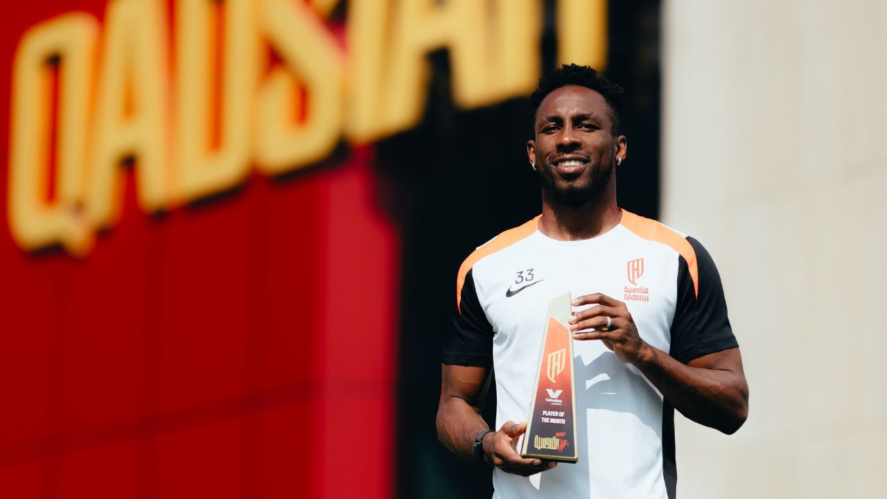 quiñones jugador del mes 8 nov 2025