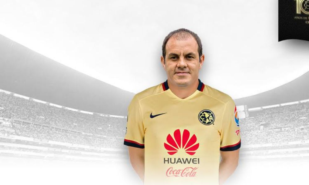 Cuauhtémoc desata polémica con un golpe al portero de Chivas