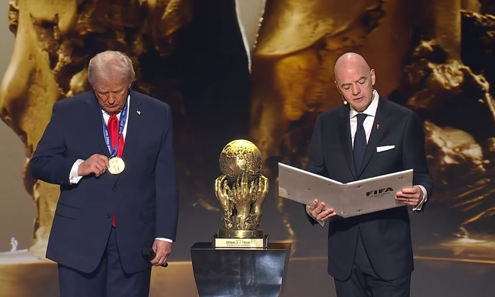 FIFA entrega a Trump su primer premio de la paz