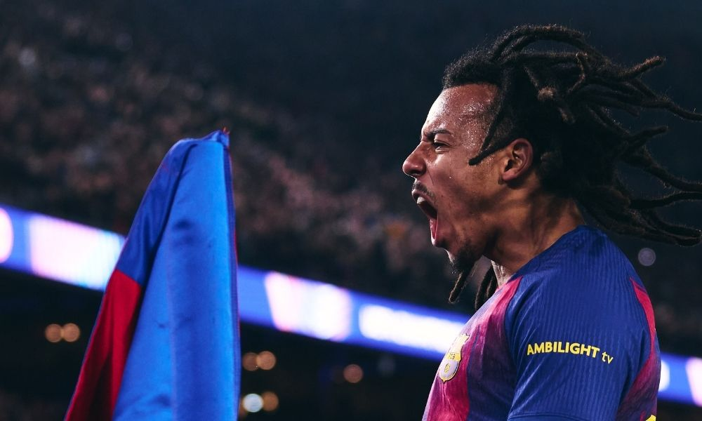 Jules Koundé celebra su gol para el FC Barcelona ante Frankfurt en Champions League