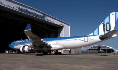 La aerolínea de bandera Aerolíneas Argentinas presentó un avión especial con temática mundialista que acompañará a la Selección Argentina en el camino hacia la defensa del título en la Copa Mundial de la FIFA 2026. Foto: Especial.