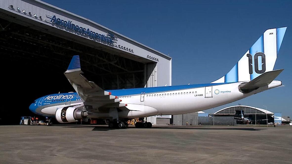 La aerolínea de bandera Aerolíneas Argentinas presentó un avión especial con temática mundialista que acompañará a la Selección Argentina en el camino hacia la defensa del título en la Copa Mundial de la FIFA 2026. Foto: Especial.